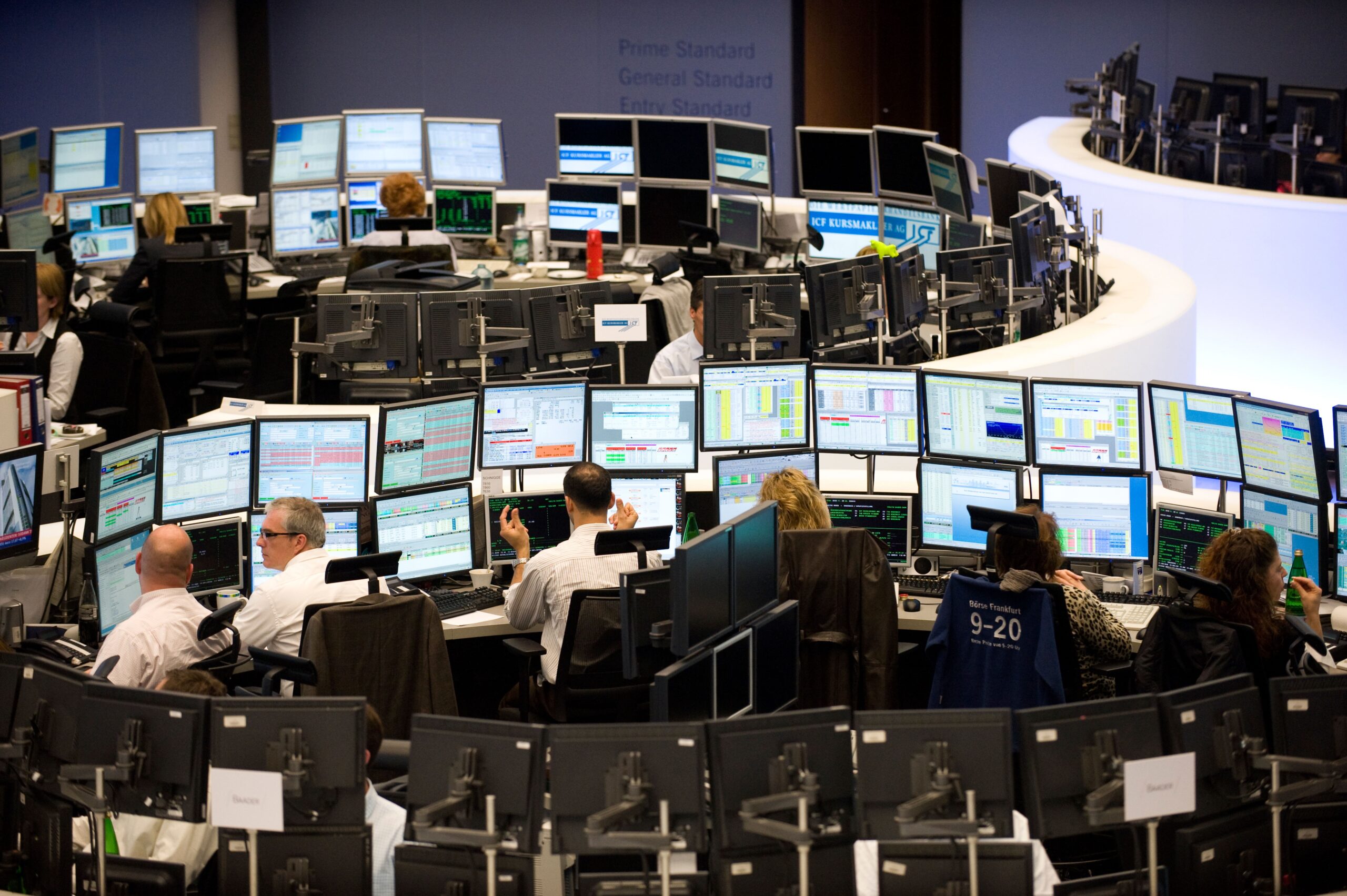 Drukke handelsvloer met veel schermen