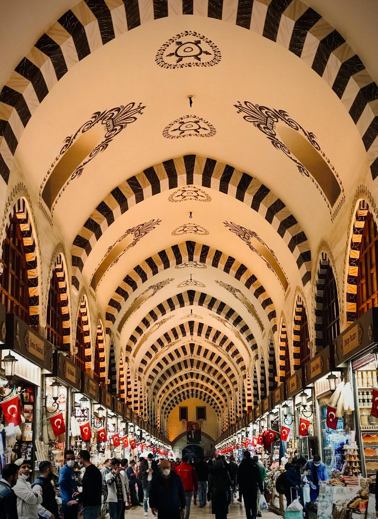 Historische bazaar in Istanbul, al eeuwenlang een knooppunt van handel en informele geldstromen